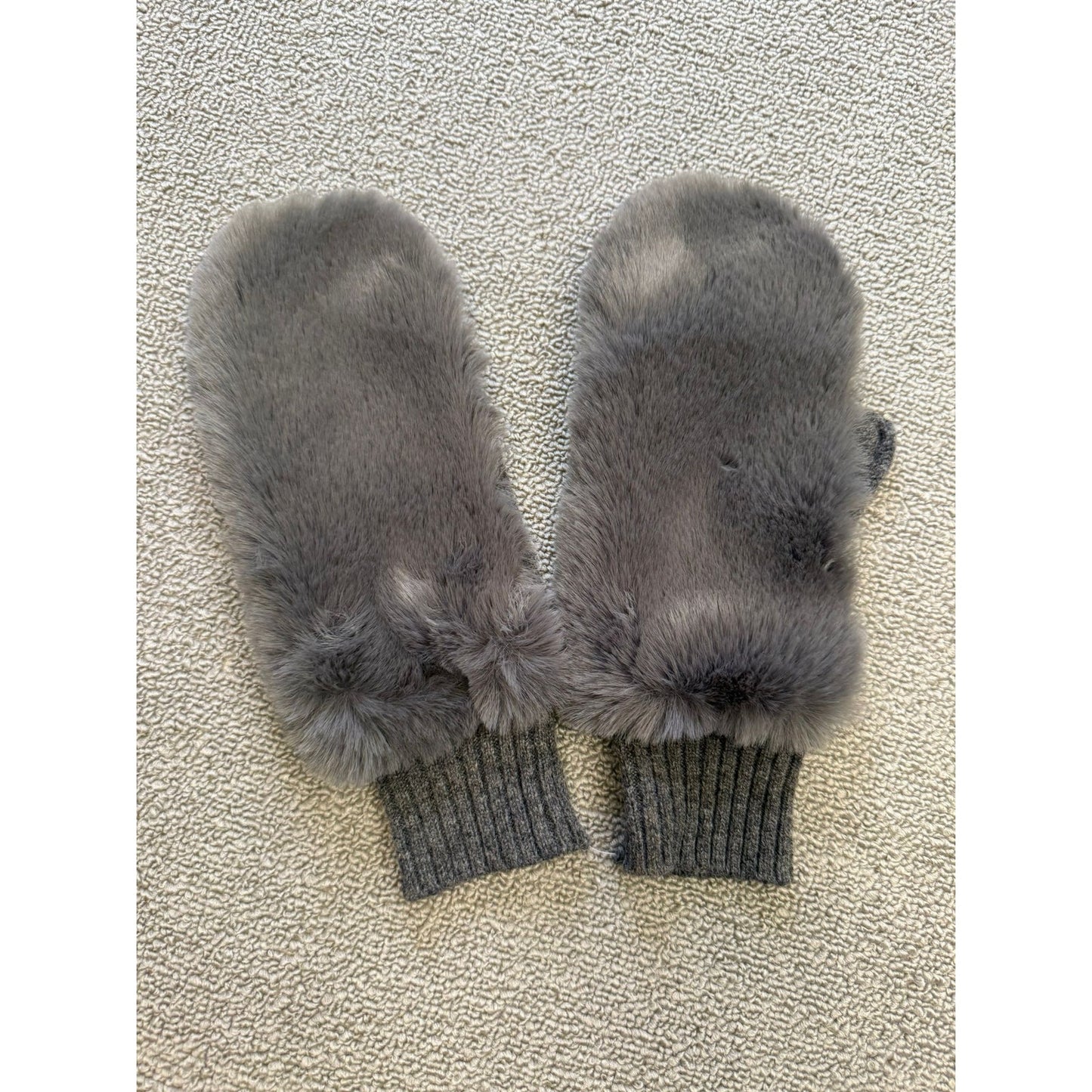 Carolina Amato Women's One Size Gray Faux Fur Wool Cashmere Blend Mittens