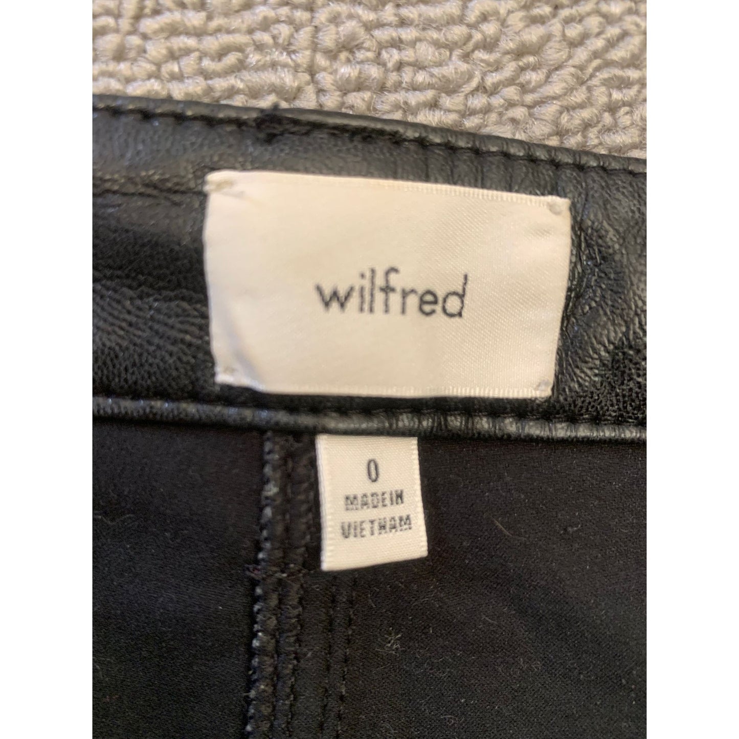 Aritzia Wilfred Women Size 0 Black Faux Leather Pants