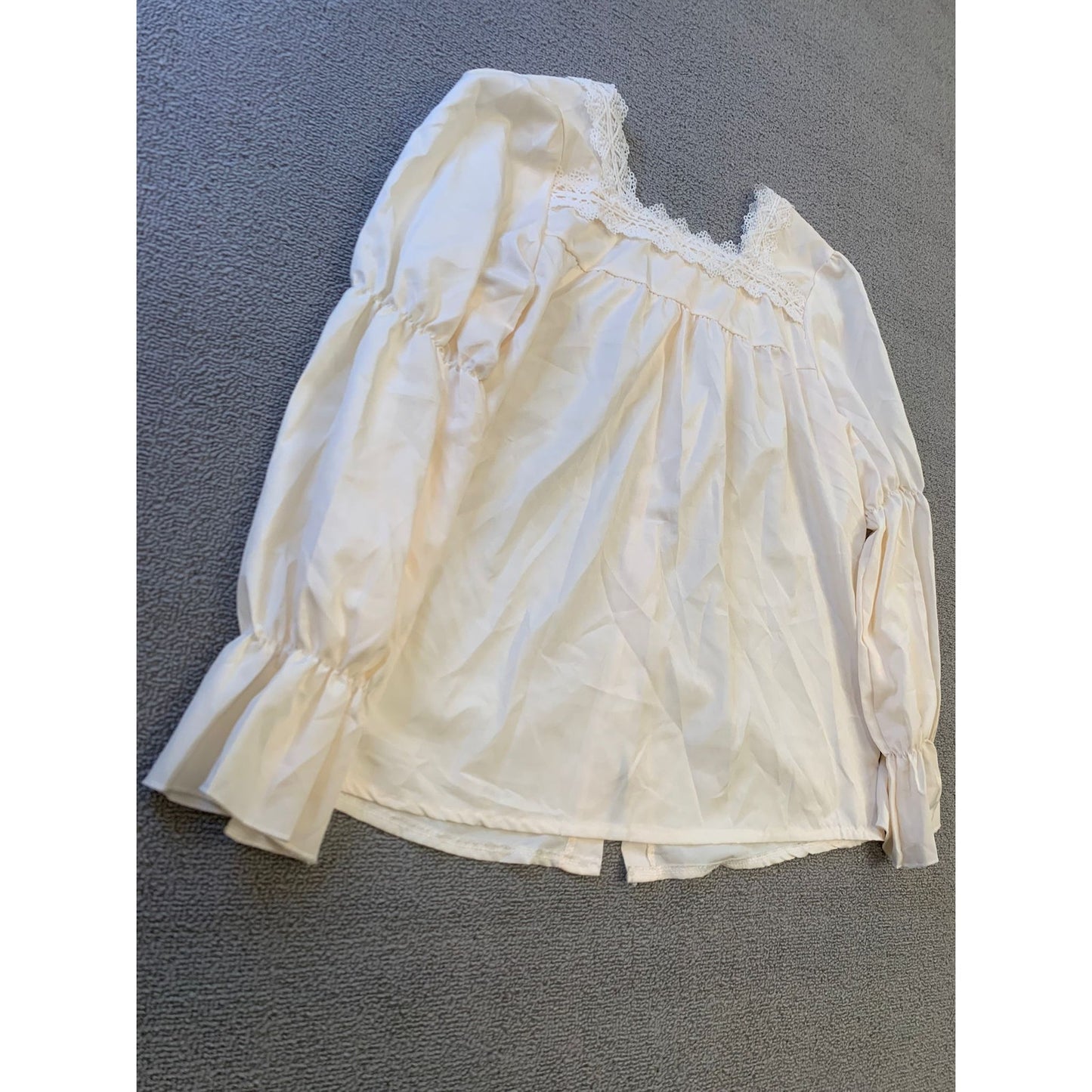 Yi Lian Fu Shi Women's M Cream Lace Trim Blouse