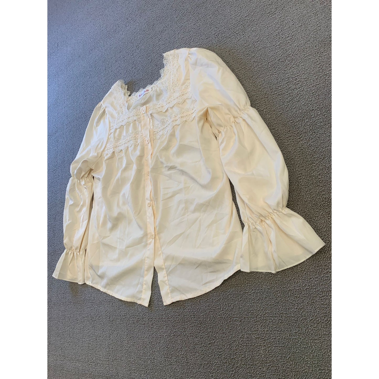 Yi Lian Fu Shi Women's M Cream Lace Trim Blouse