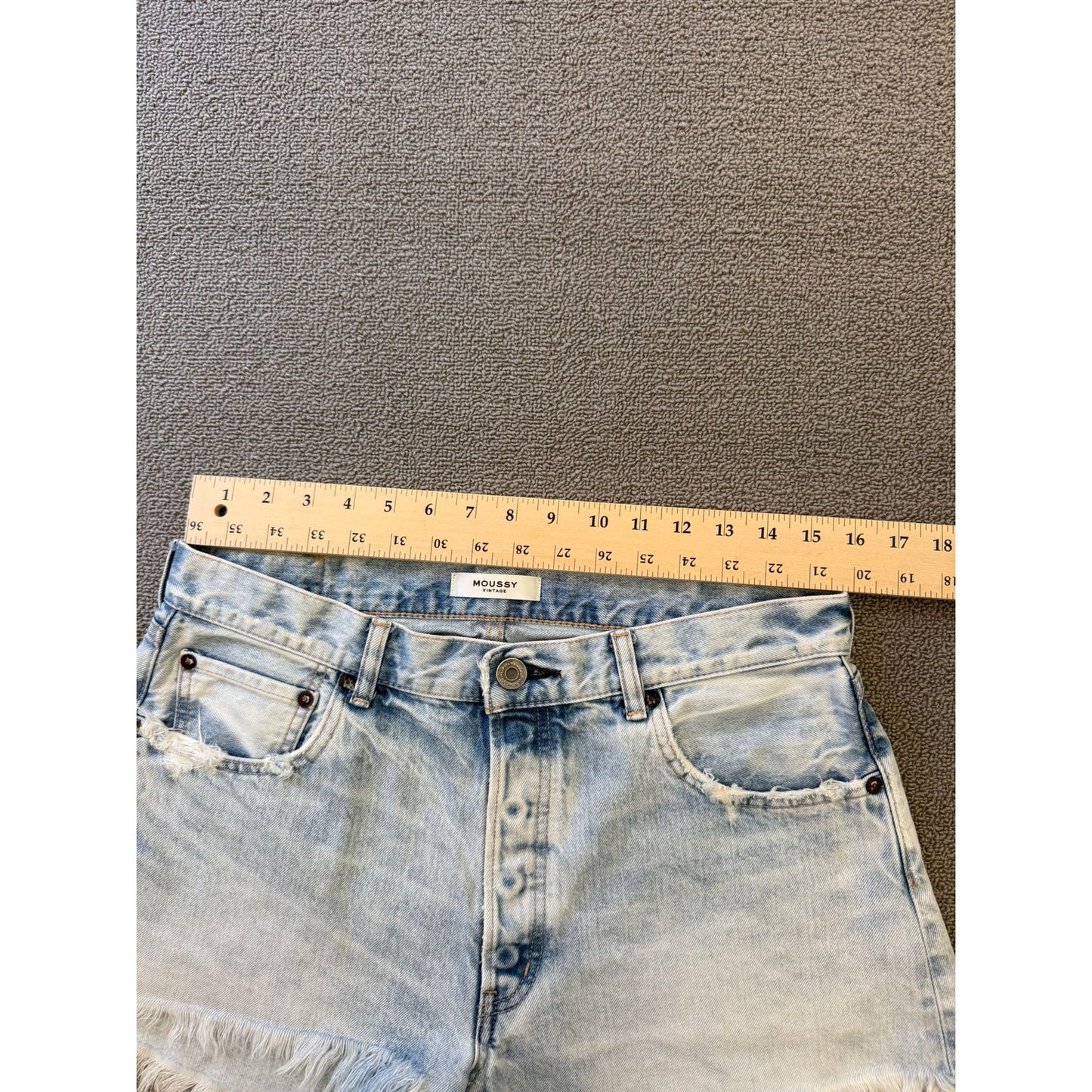 MOUSSY VINTAGE Women 33 Light Wash Distressed Denim Shorts Frayed Hem