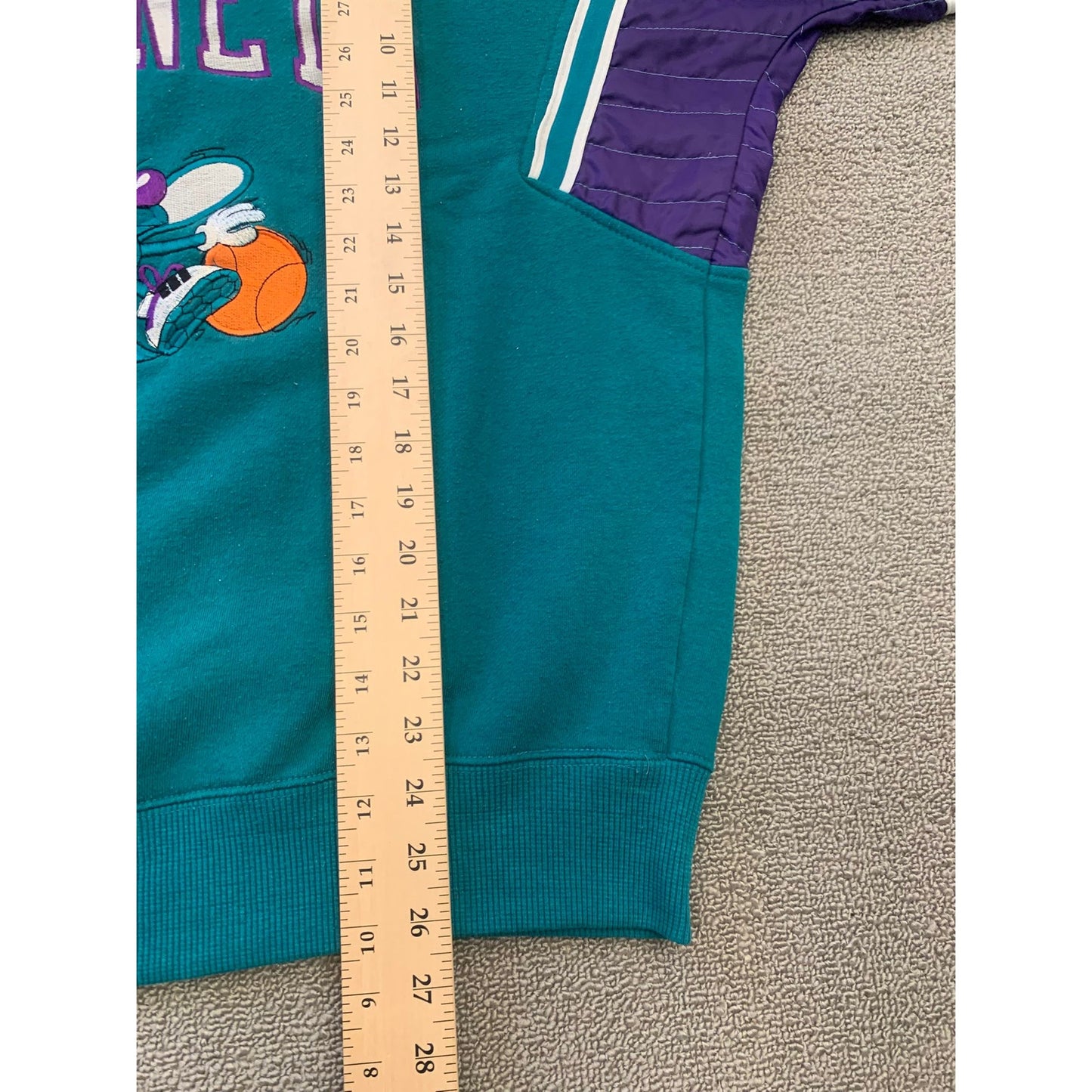 Vintage Charlotte Hornets NBA x STARTER Men Large Teal White Purple Sweatshirt