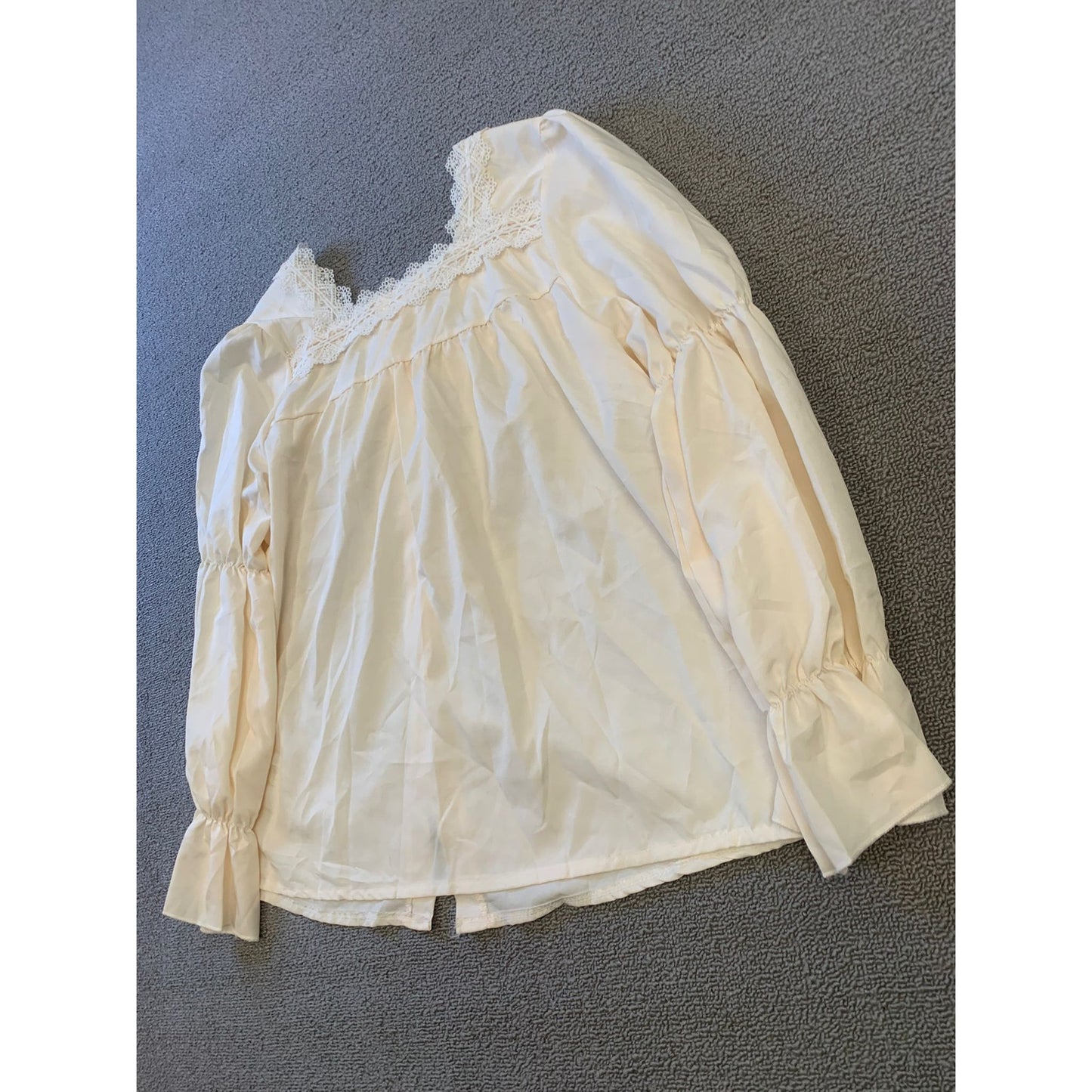 Yi Lian Fu Shi Women's M Cream Lace Trim Blouse