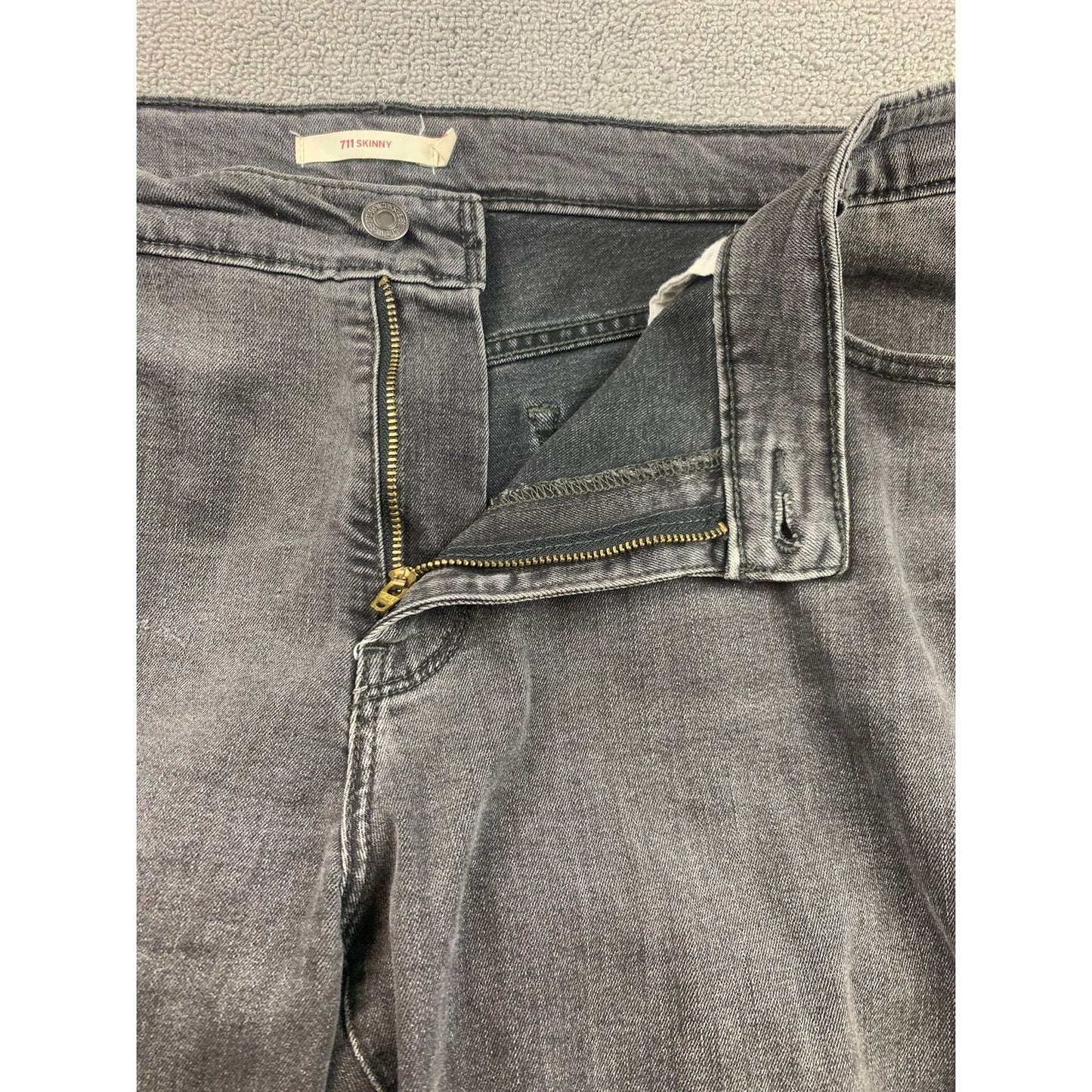 Levi's Women's 22W Dark Gray Faded 711 Skinny Jeans.