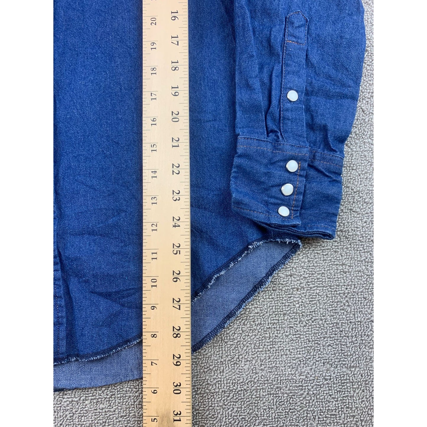 Vintage 90's Wrangler  Men's Small Pearl Snap Long Sleeve Denim Western Shirt