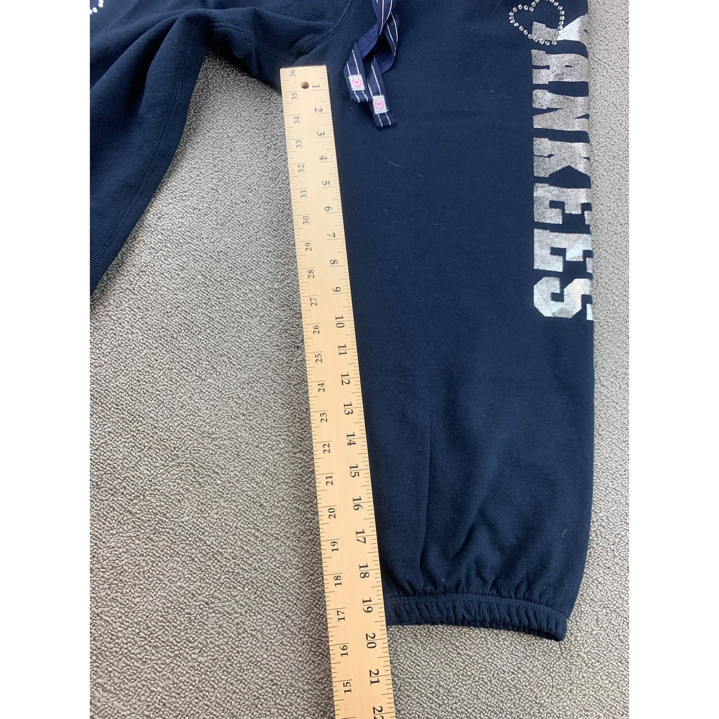 Rare Victoria’s Secret Pink MLB Yankees Cropped Capri Sweatpants - Size  Large