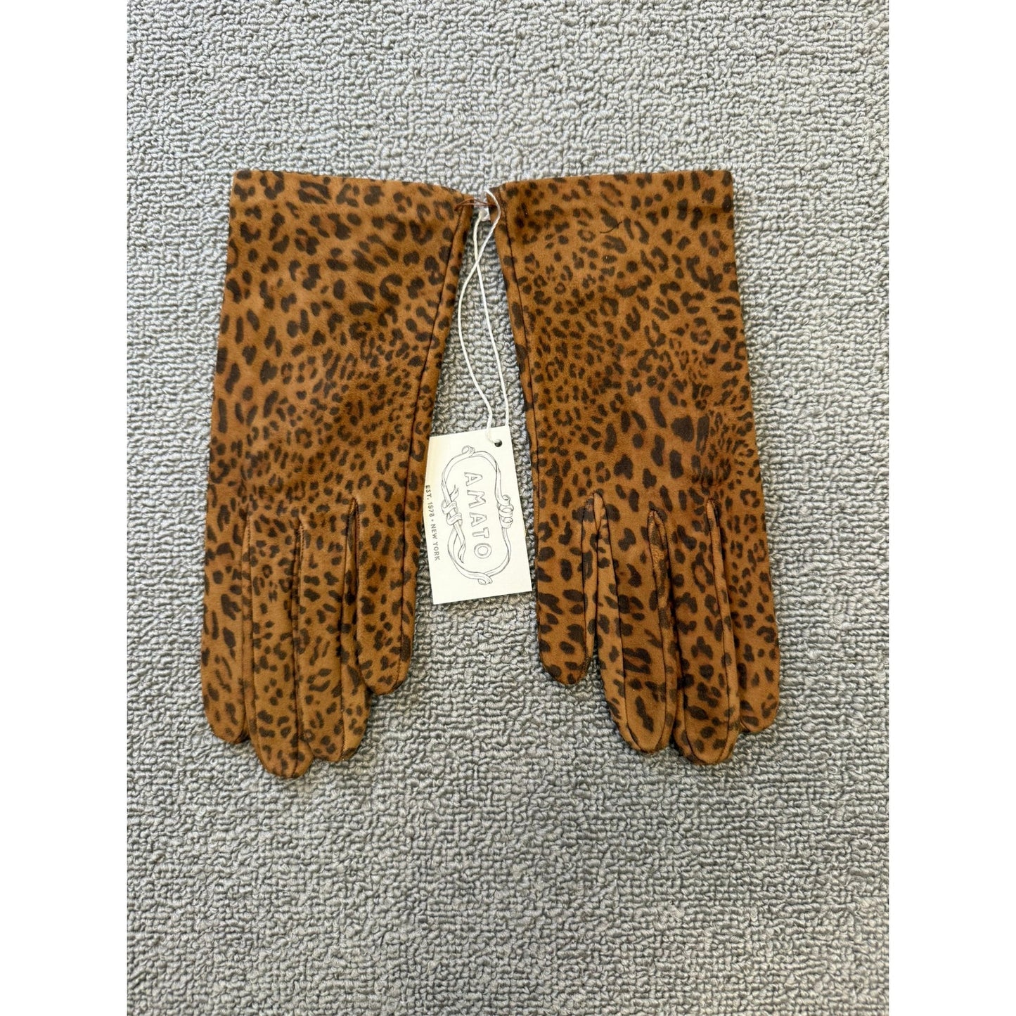 Carolina Amato Women's Size 8 Leopard Italian Shorty Silk Lining Gloves NWT