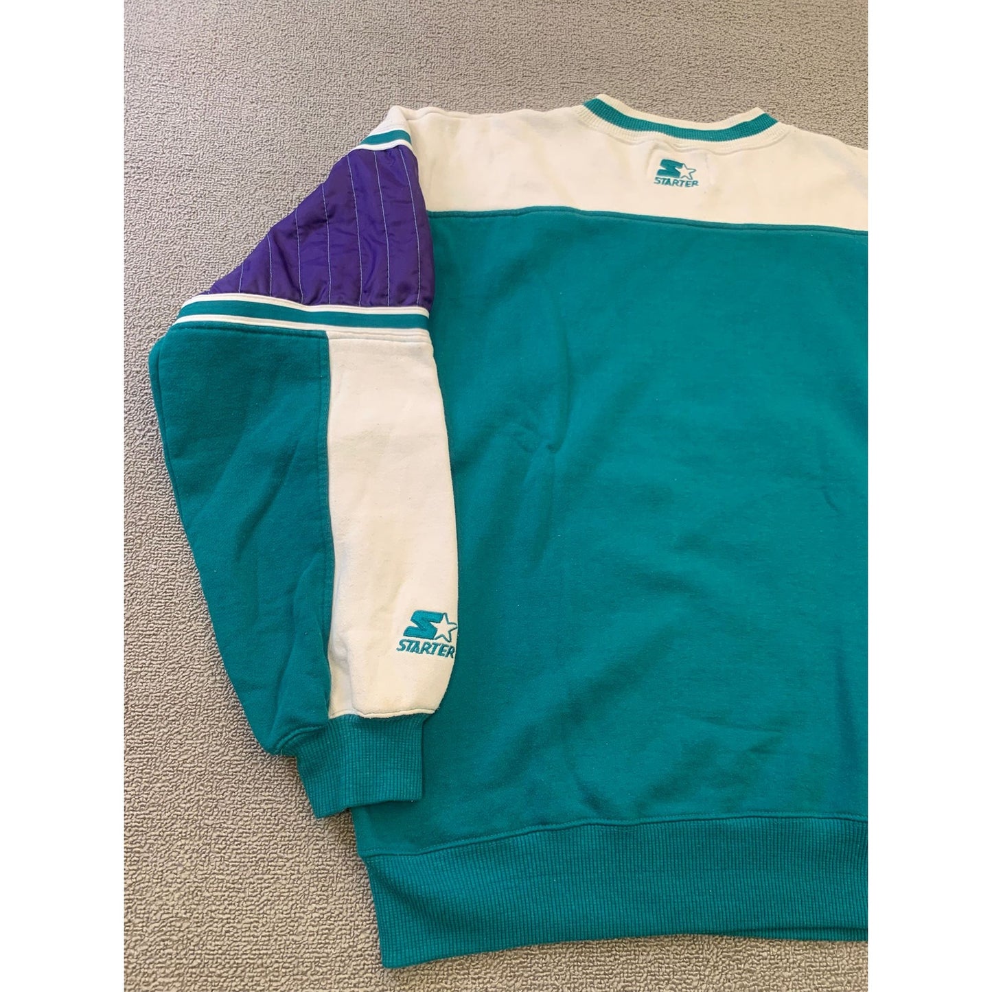 Vintage Charlotte Hornets NBA x STARTER Men Large Teal White Purple Sweatshirt