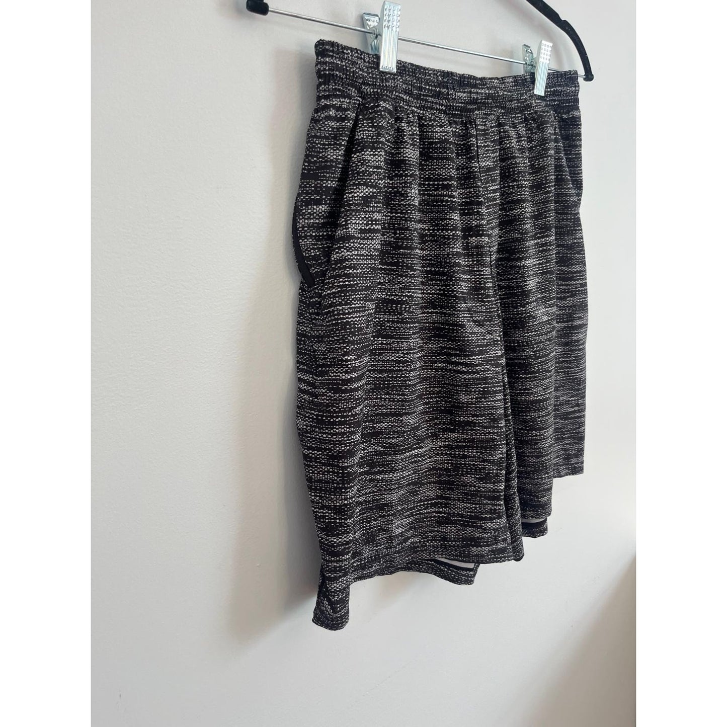 Lululemon Shorts Men M Black White Patterned Stretch Activewear