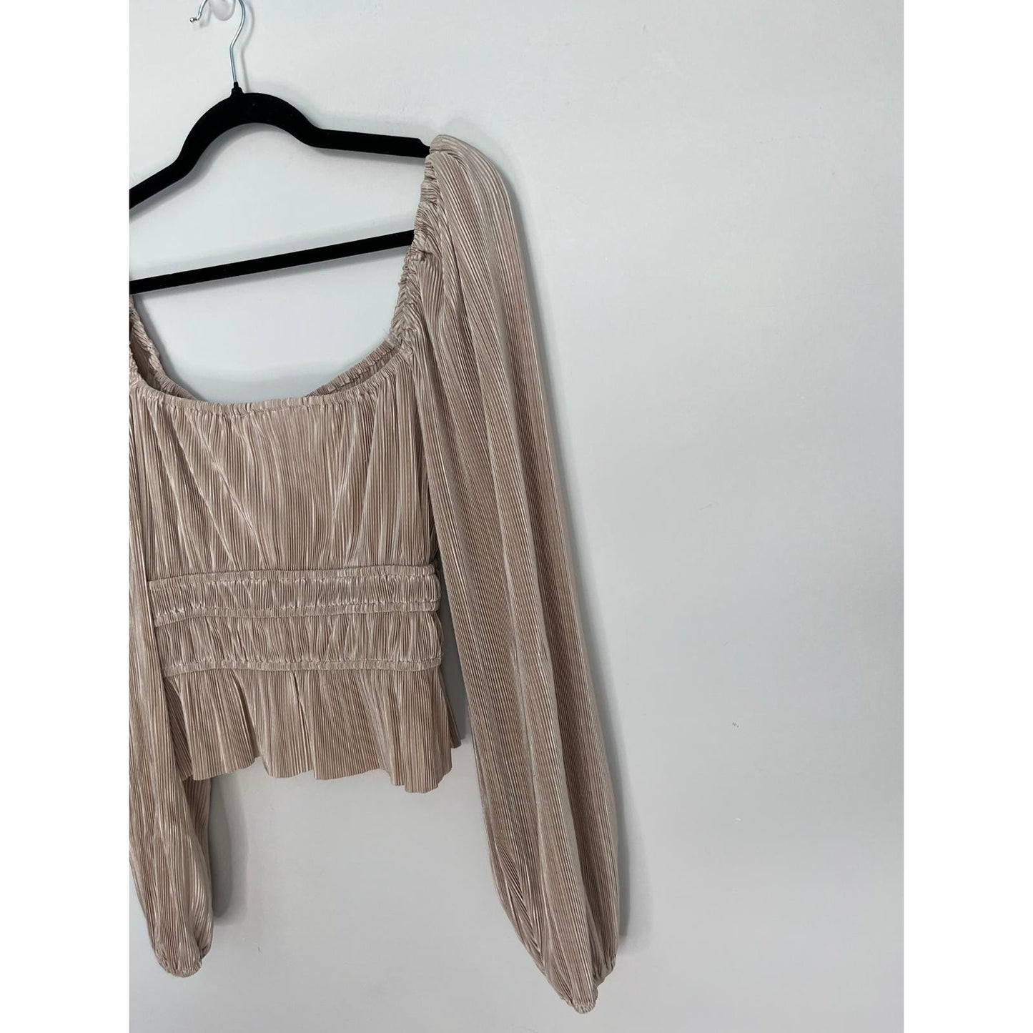 ASTR The Label Pleated Puff Sleeve Blouse Women M Beige Ruched Peplum Top