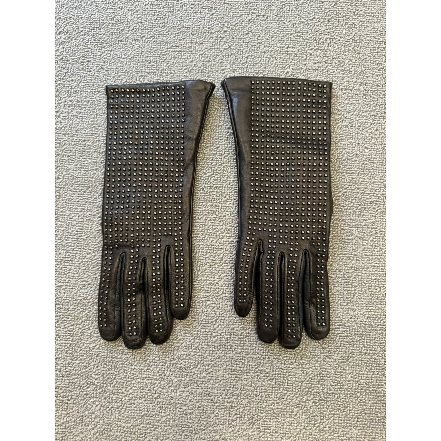 Carolina Amato Women's Size 8 Black Lambskin Studded Cashmere Lined Gloves.
