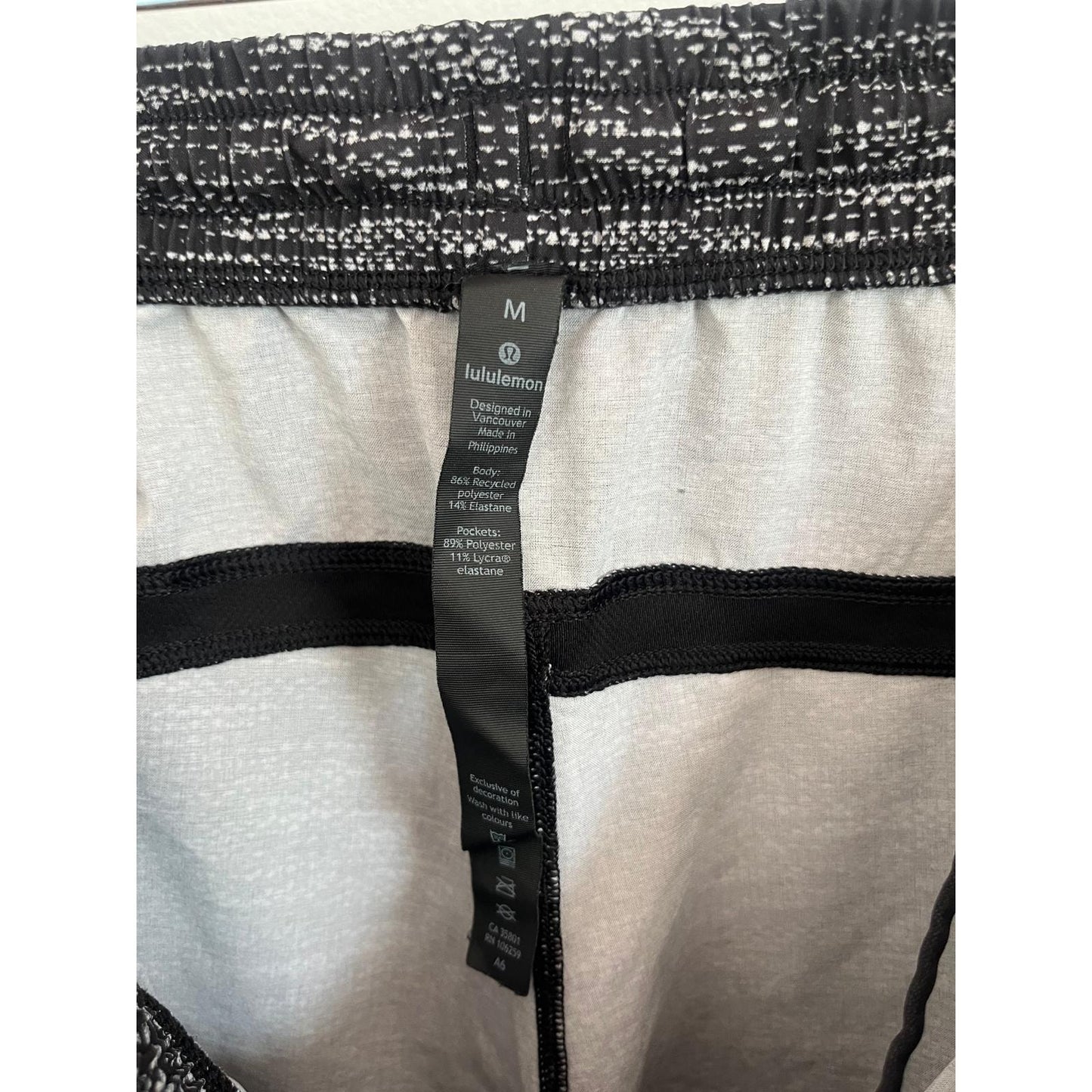 Lululemon Shorts Men M Black White Patterned Stretch Activewear