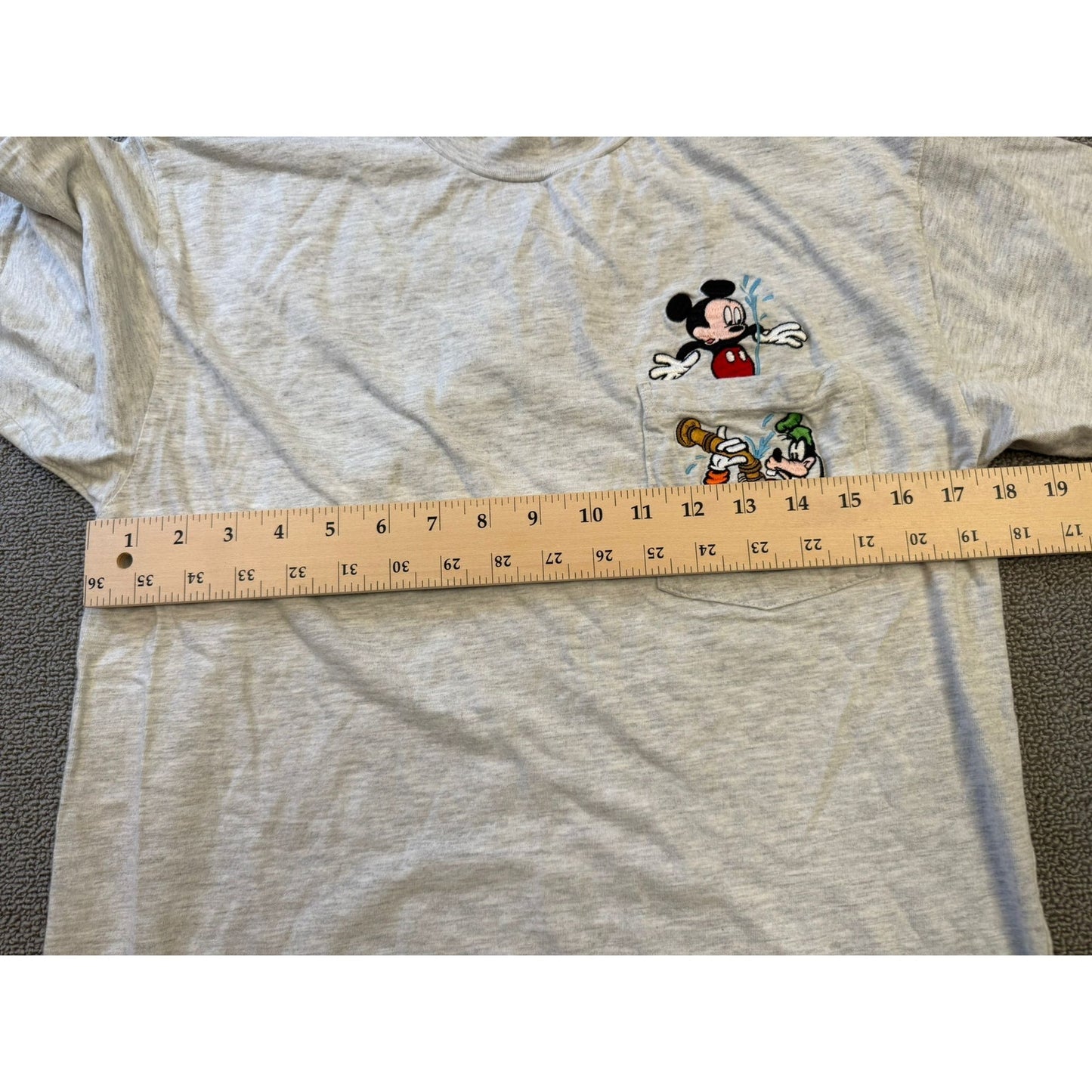 Vintage The Disney Store Medium Gray Mickey Mouse Goofy Water T-Shirt