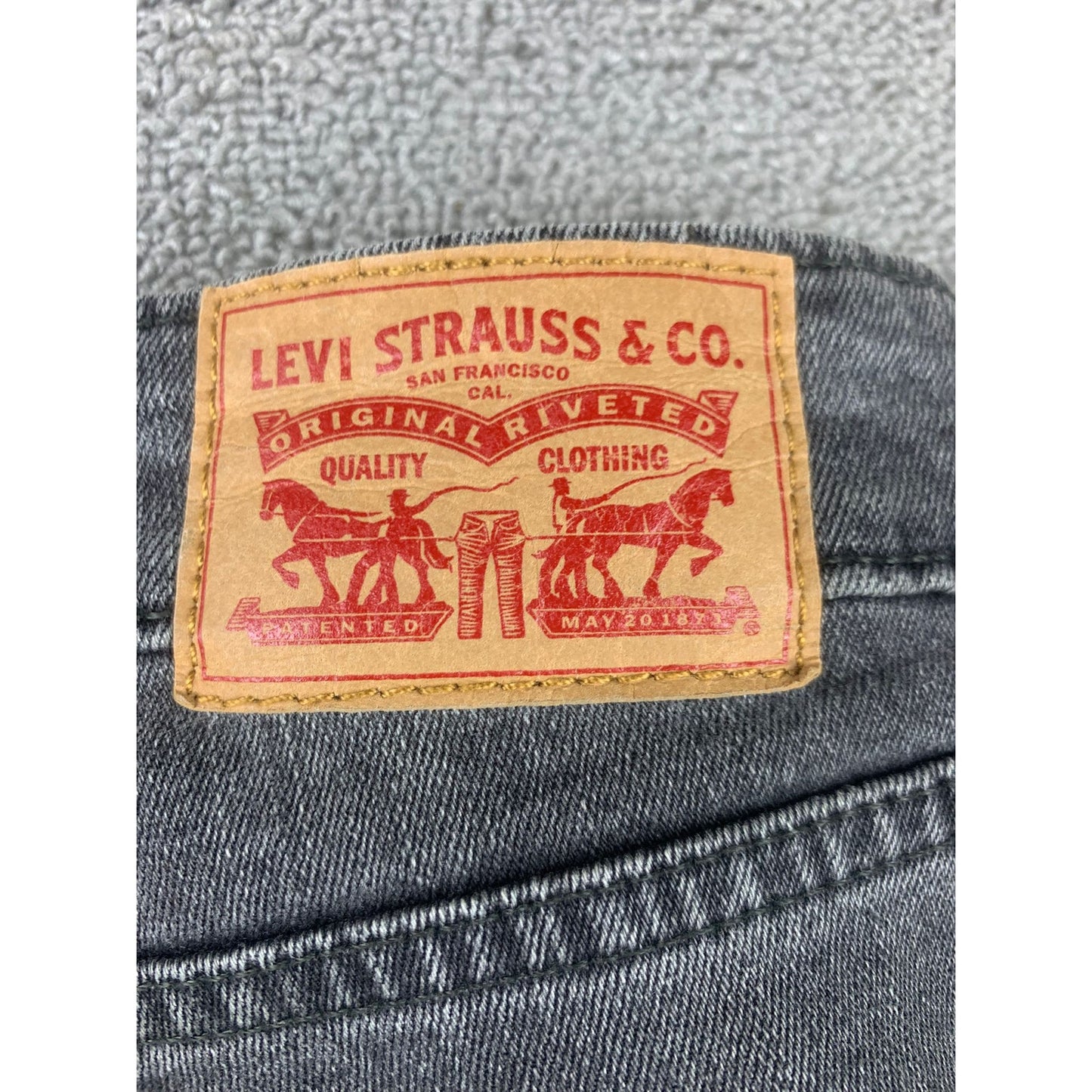 Levi's Women's 22W Dark Gray Faded 711 Skinny Jeans.