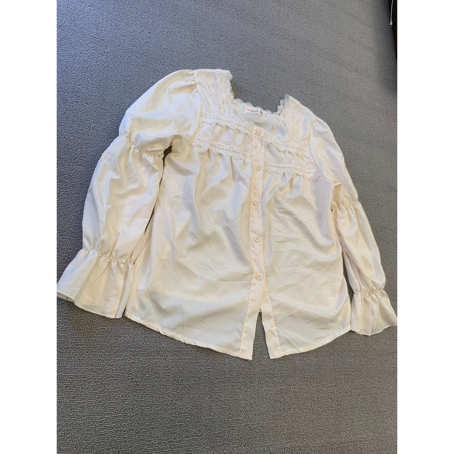 Yi Lian Fu Shi Women's M Cream Lace Trim Blouse