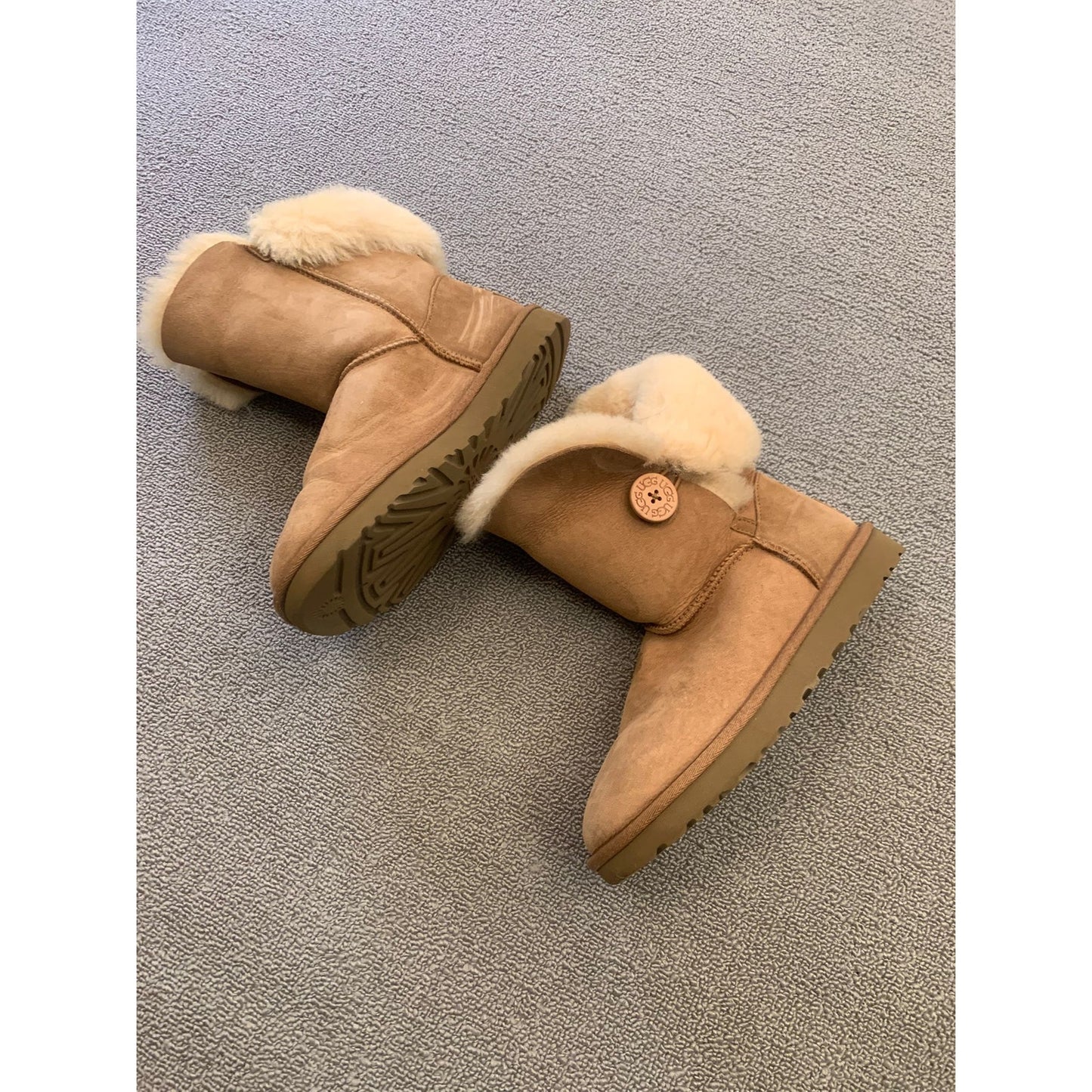 UGG Women US 7 Brown Suede Fur Classic Short Boots