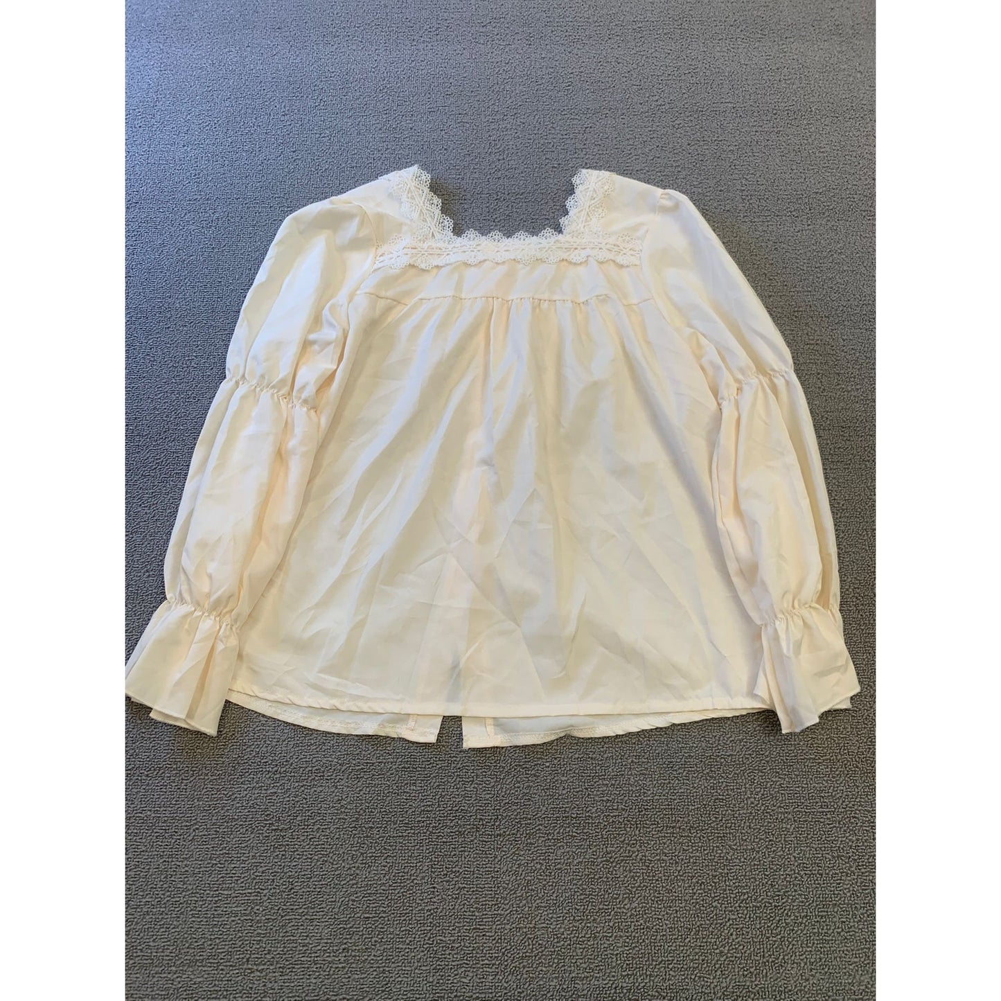 Yi Lian Fu Shi Women's M Cream Lace Trim Blouse