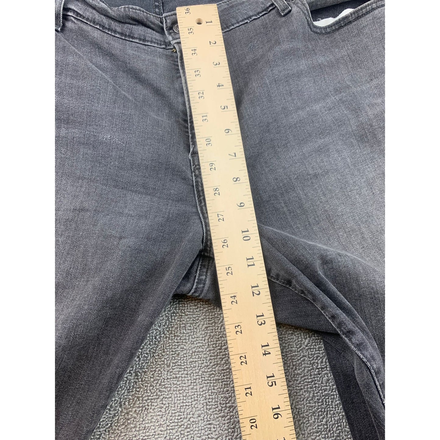 Levi's Women's 22W Dark Gray Faded 711 Skinny Jeans.